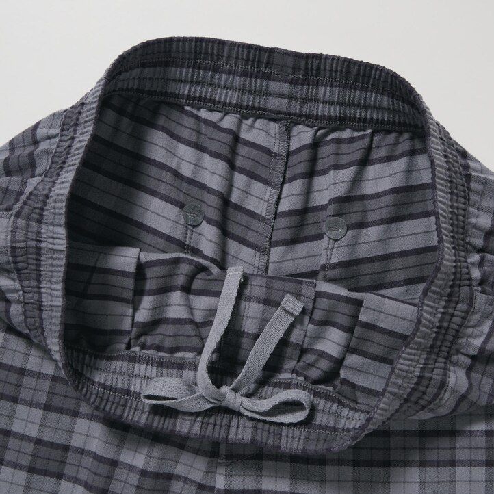 pantaloni da uomo uniqlo in flanella grigia con fantasia easy alla caviglia