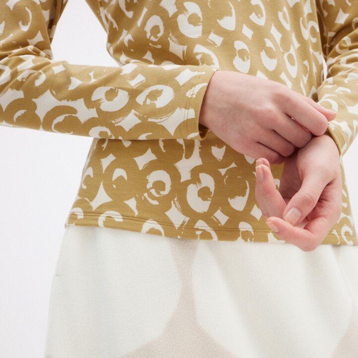 magliette termiche da donna con maniche a spirale e stampa uniqlo heattech nere
